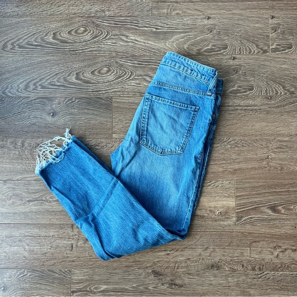 Gap Boyfriend Fit Lightwash Raw Hem Jeans - Picture 3 of 9